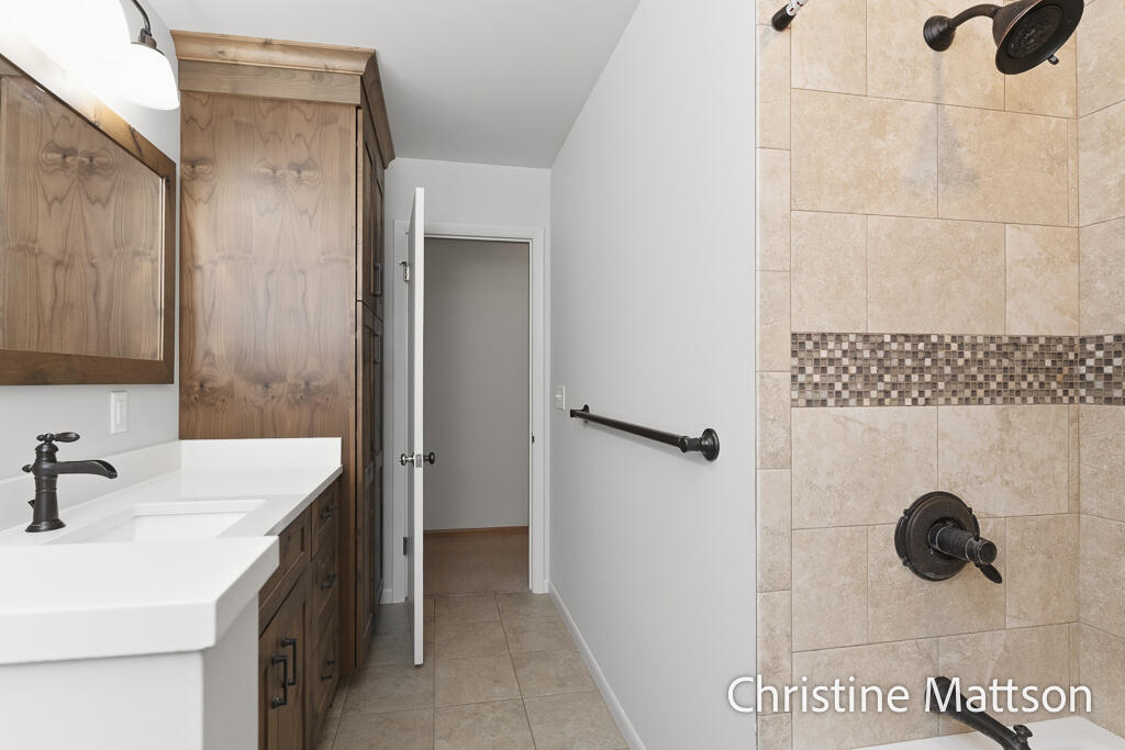 1913 Crestwood Lane Muskegon MI 49441