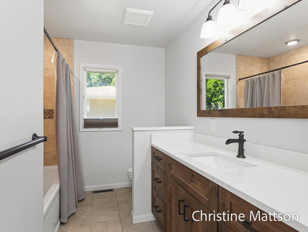 1913 Crestwood Lane Muskegon MI 49441