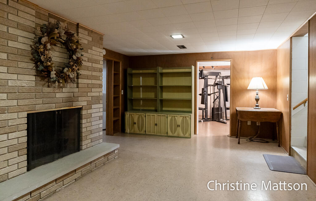 1913 Crestwood Lane Muskegon MI 49441