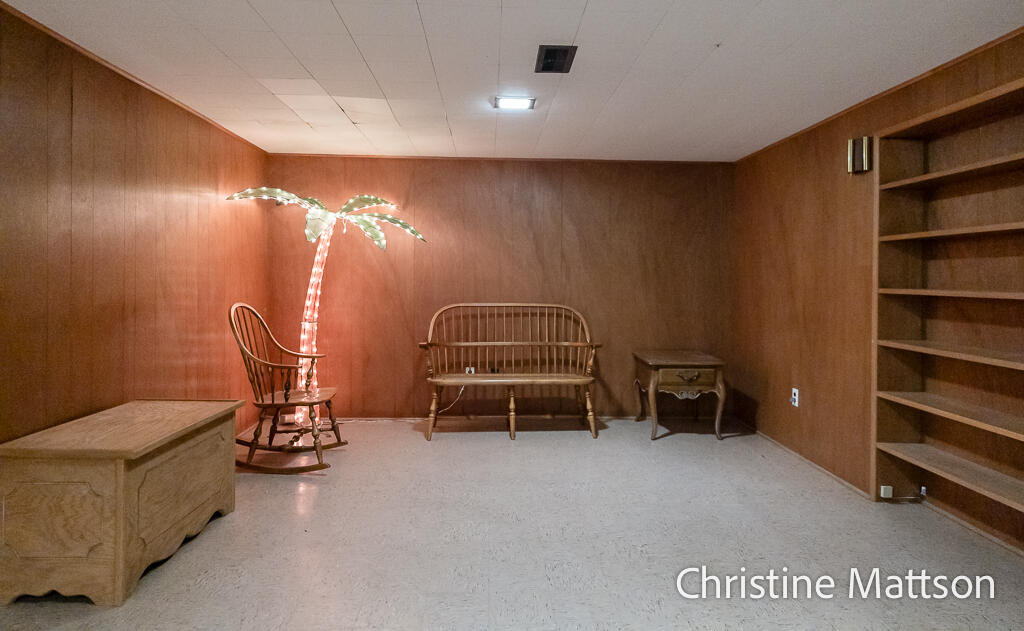 1913 Crestwood Lane Muskegon MI 49441