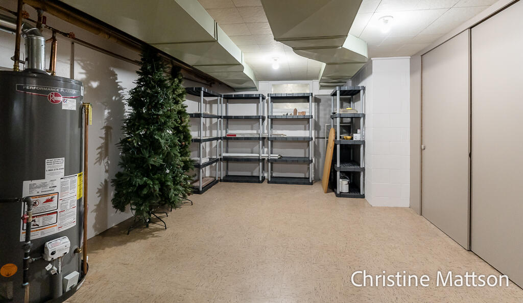 1913 Crestwood Lane Muskegon MI 49441