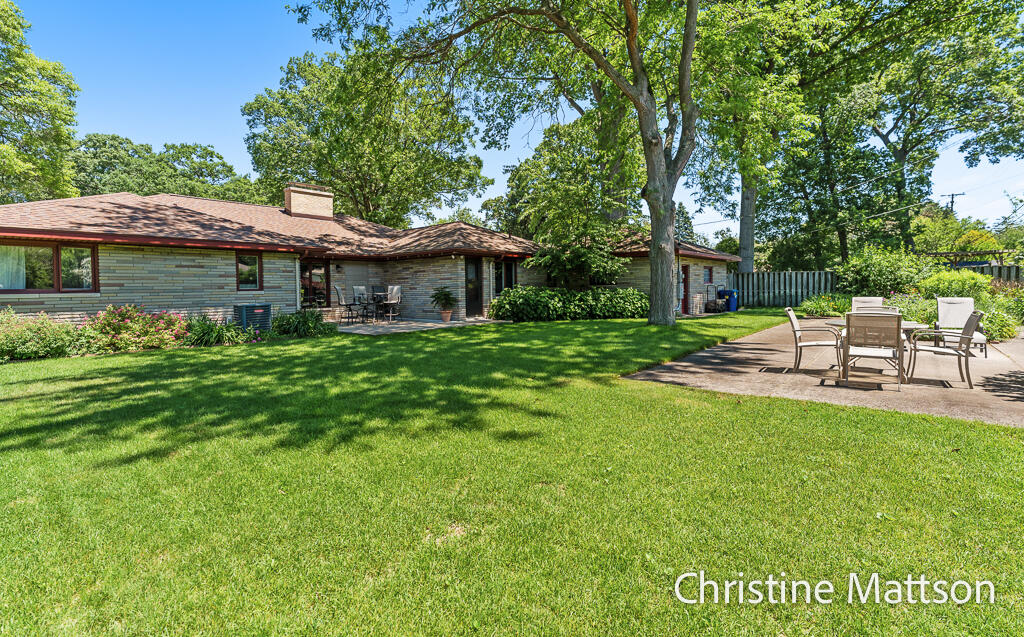 1913 Crestwood Lane Muskegon MI 49441