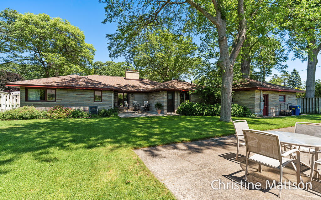 1913 Crestwood Lane Muskegon MI 49441