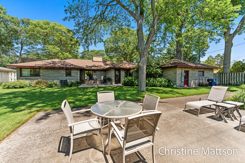 1913 Crestwood Lane Muskegon MI 49441