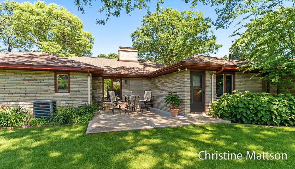 1913 Crestwood Lane Muskegon MI 49441