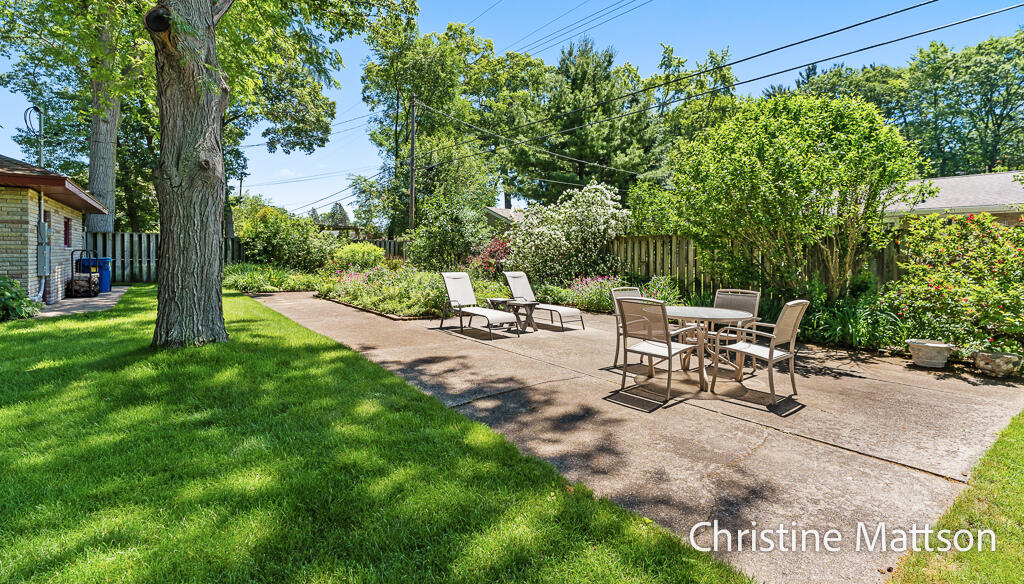 1913 Crestwood Lane Muskegon MI 49441