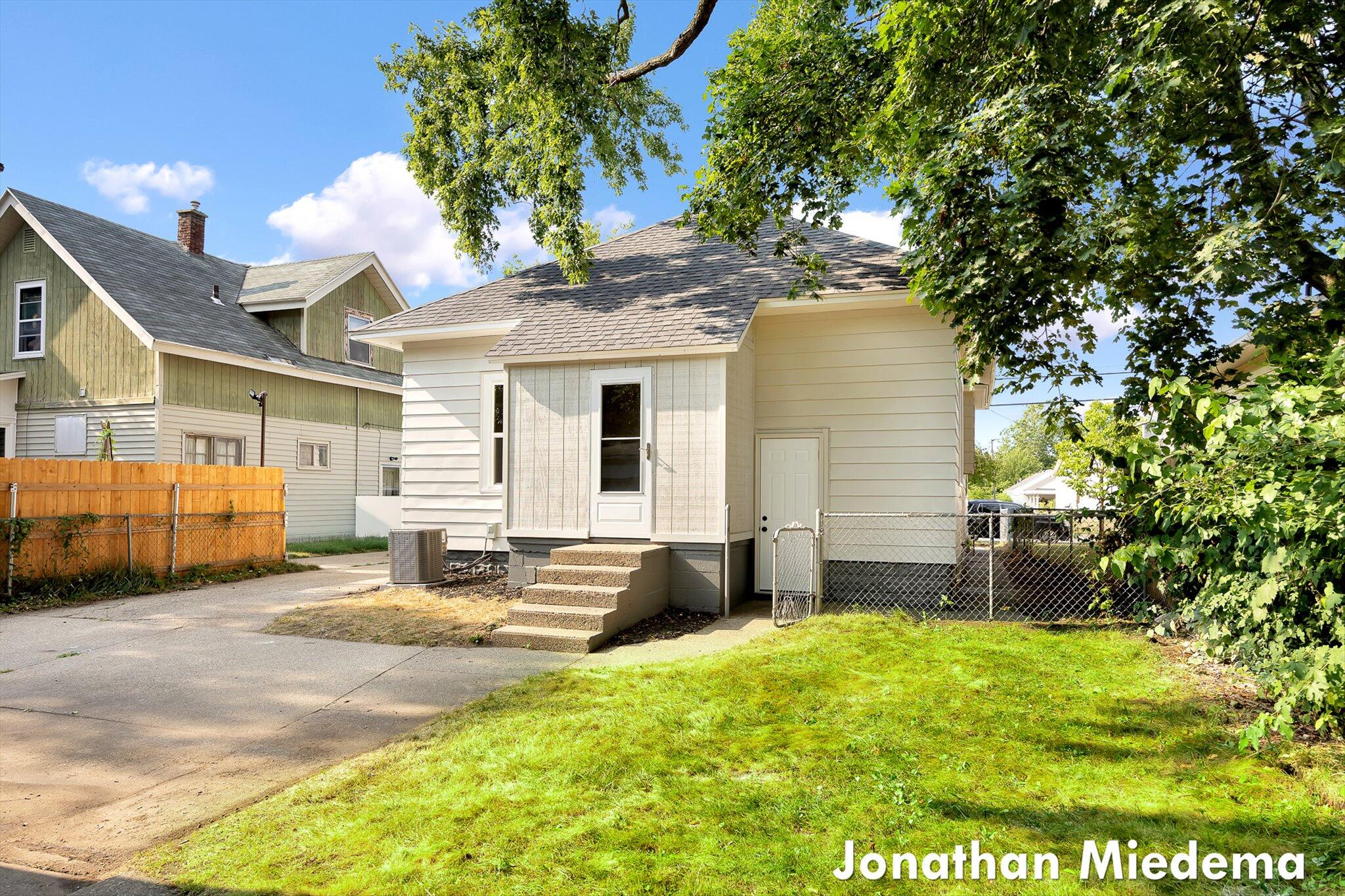 816 Richmond Street NW Grand Rapids MI 49504
