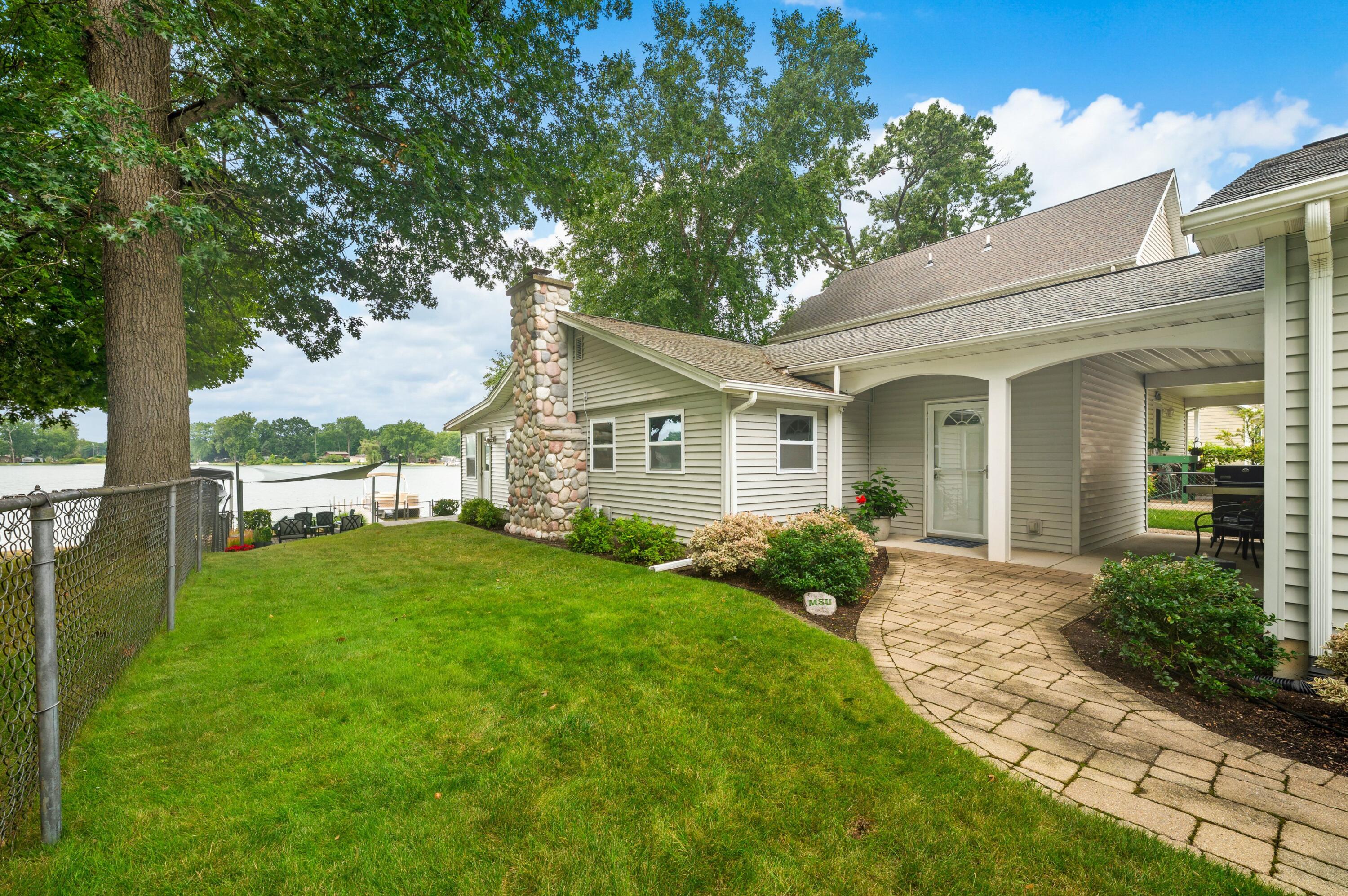 52390 Twin Lakeview Drive Dowagiac MI 49047
