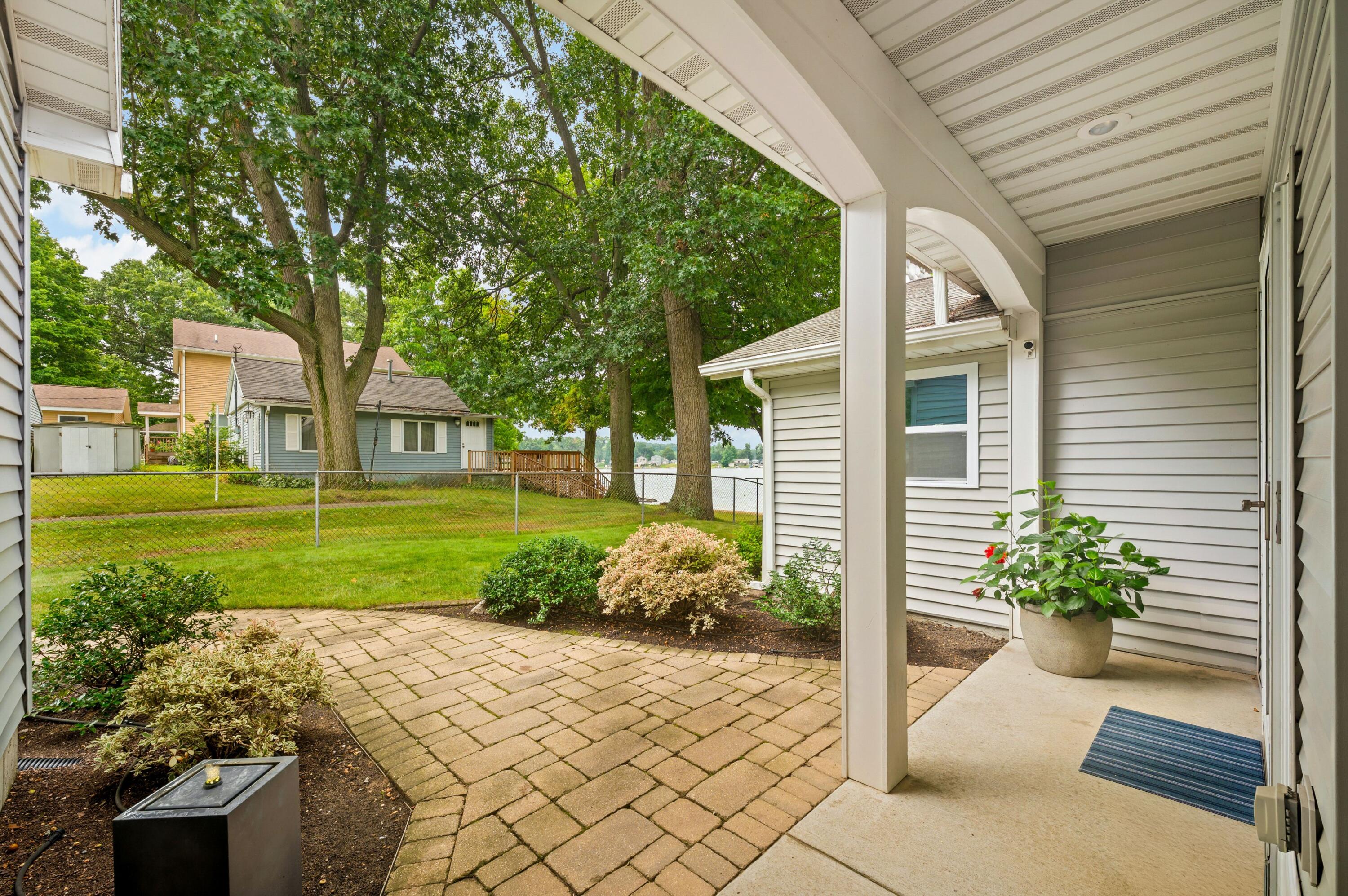 52390 Twin Lakeview Drive Dowagiac MI 49047