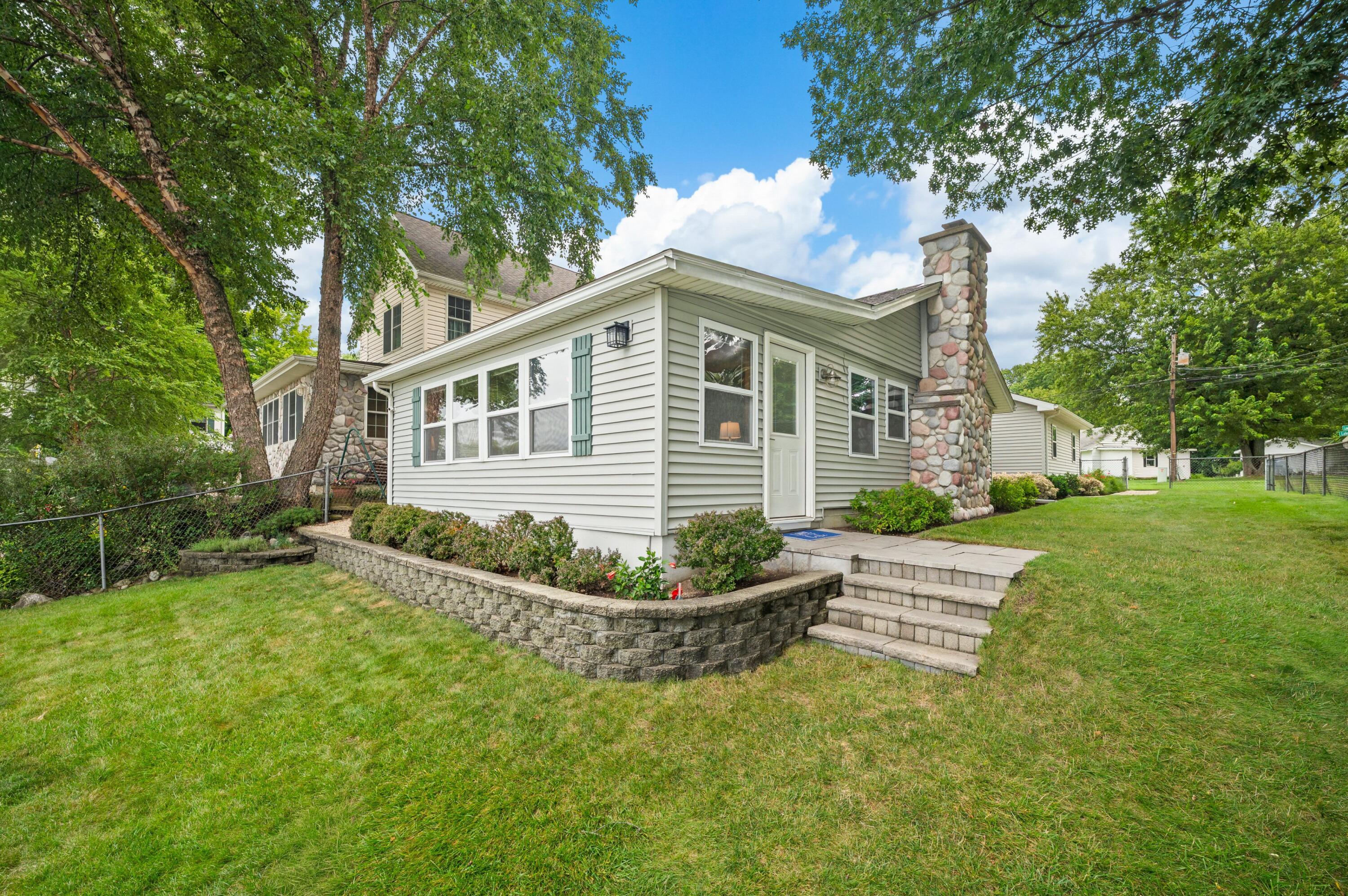 52390 Twin Lakeview Drive Dowagiac MI 49047