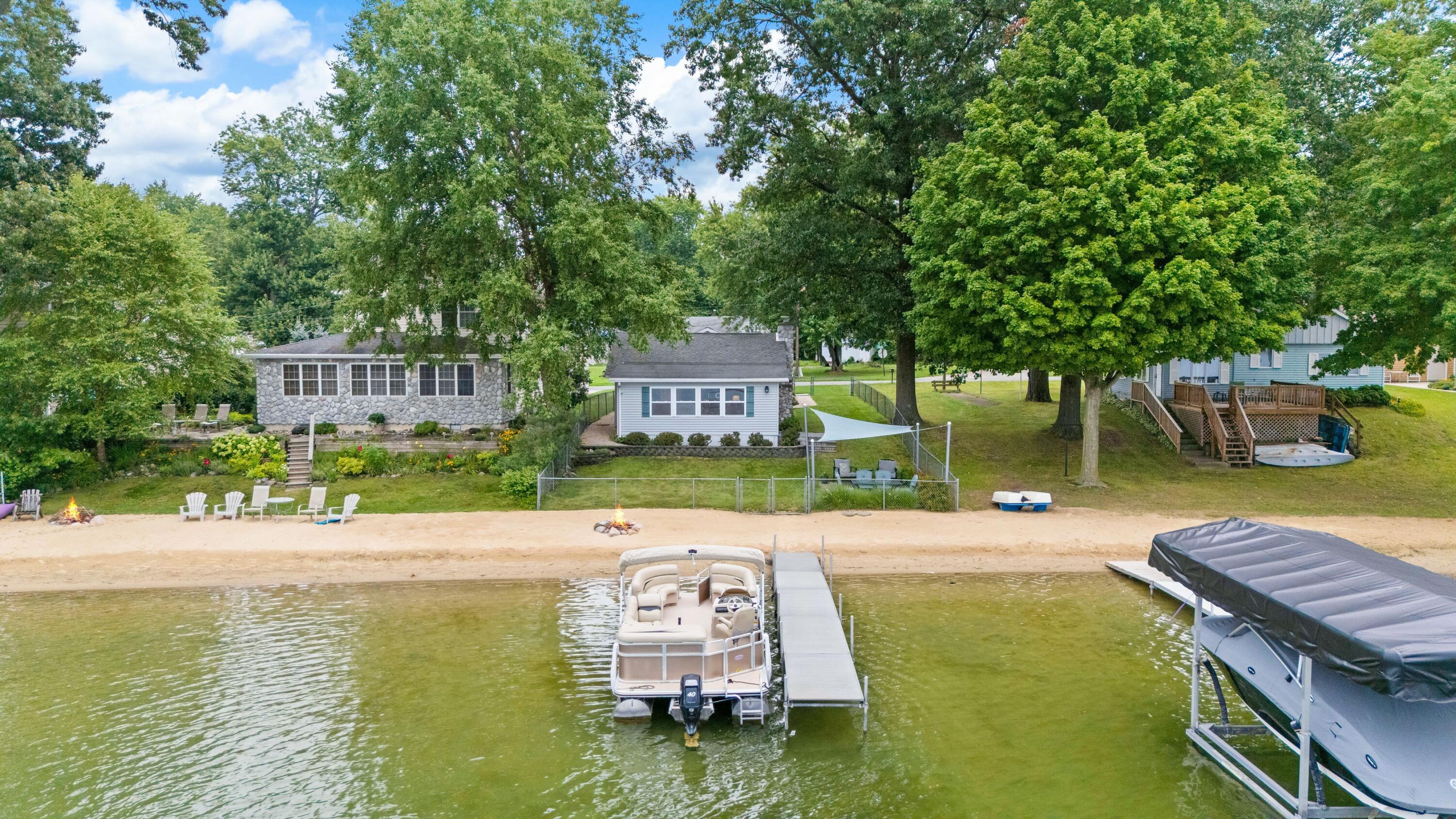 52390 Twin Lakeview Drive Dowagiac MI 49047