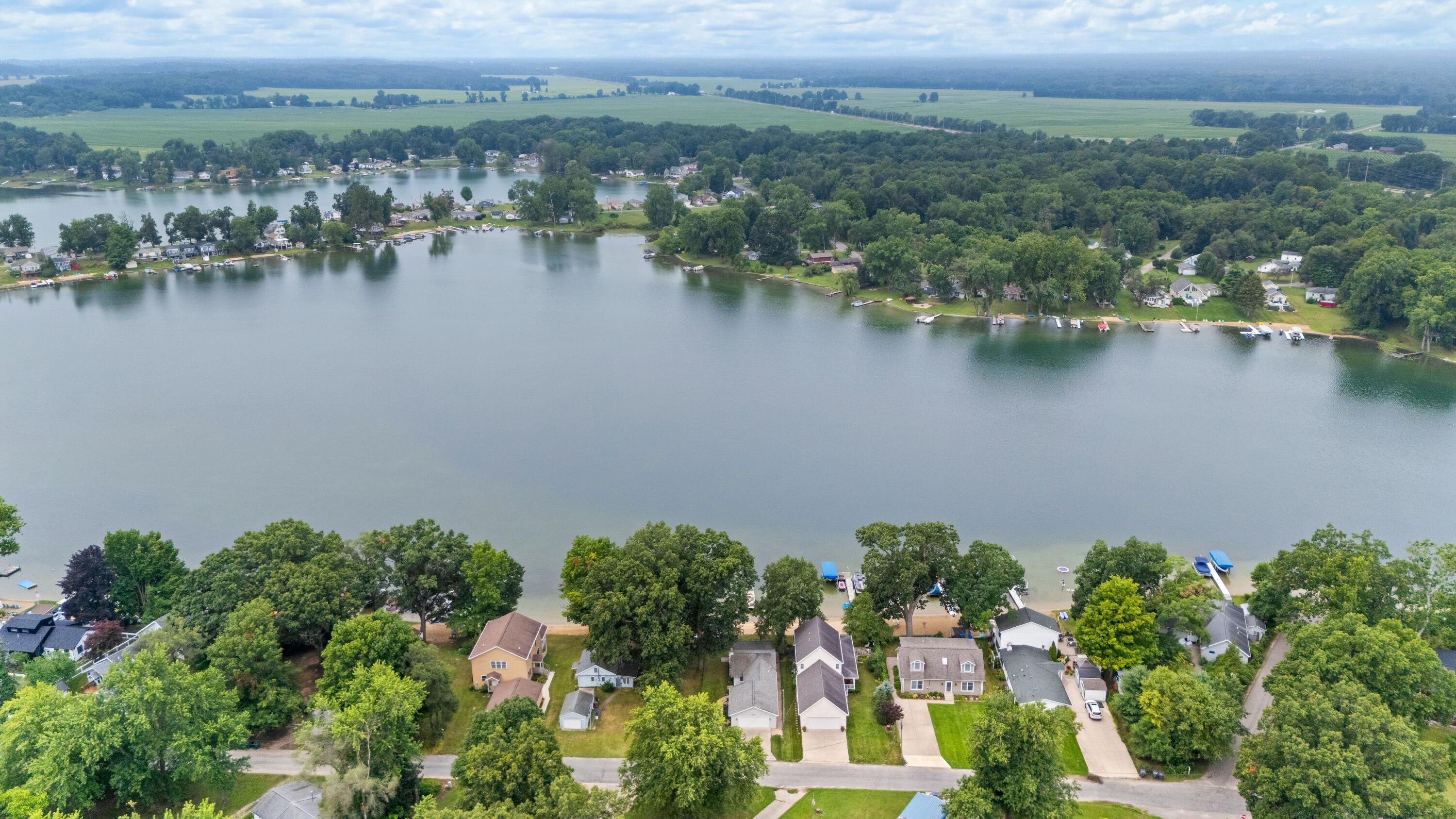 52390 Twin Lakeview Drive Dowagiac MI 49047
