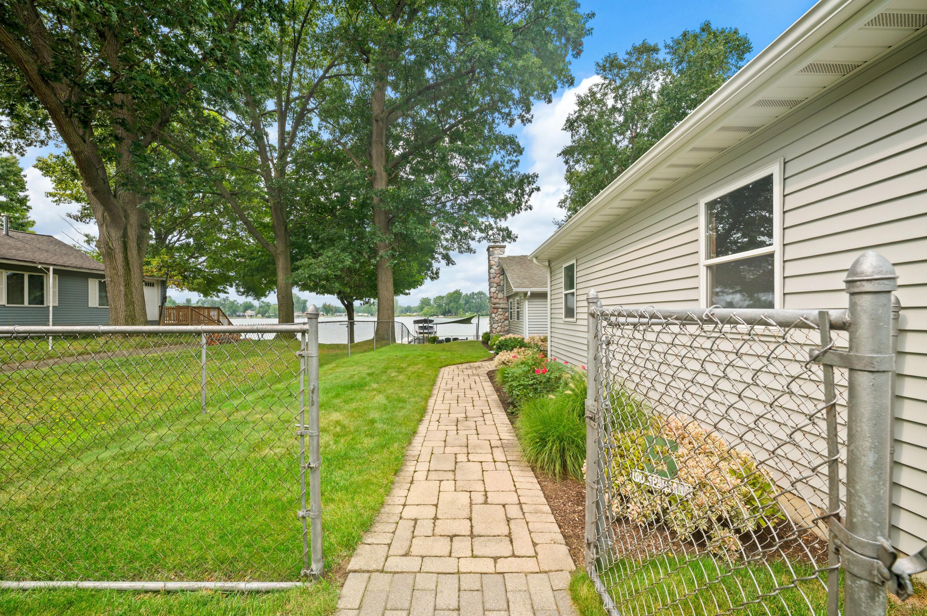 52390 Twin Lakeview Drive Dowagiac MI 49047