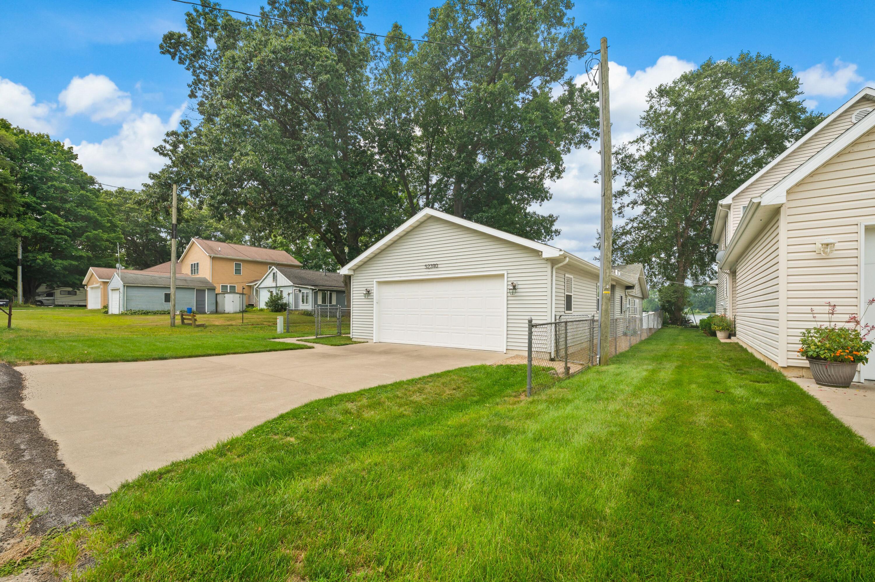 52390 Twin Lakeview Drive Dowagiac MI 49047