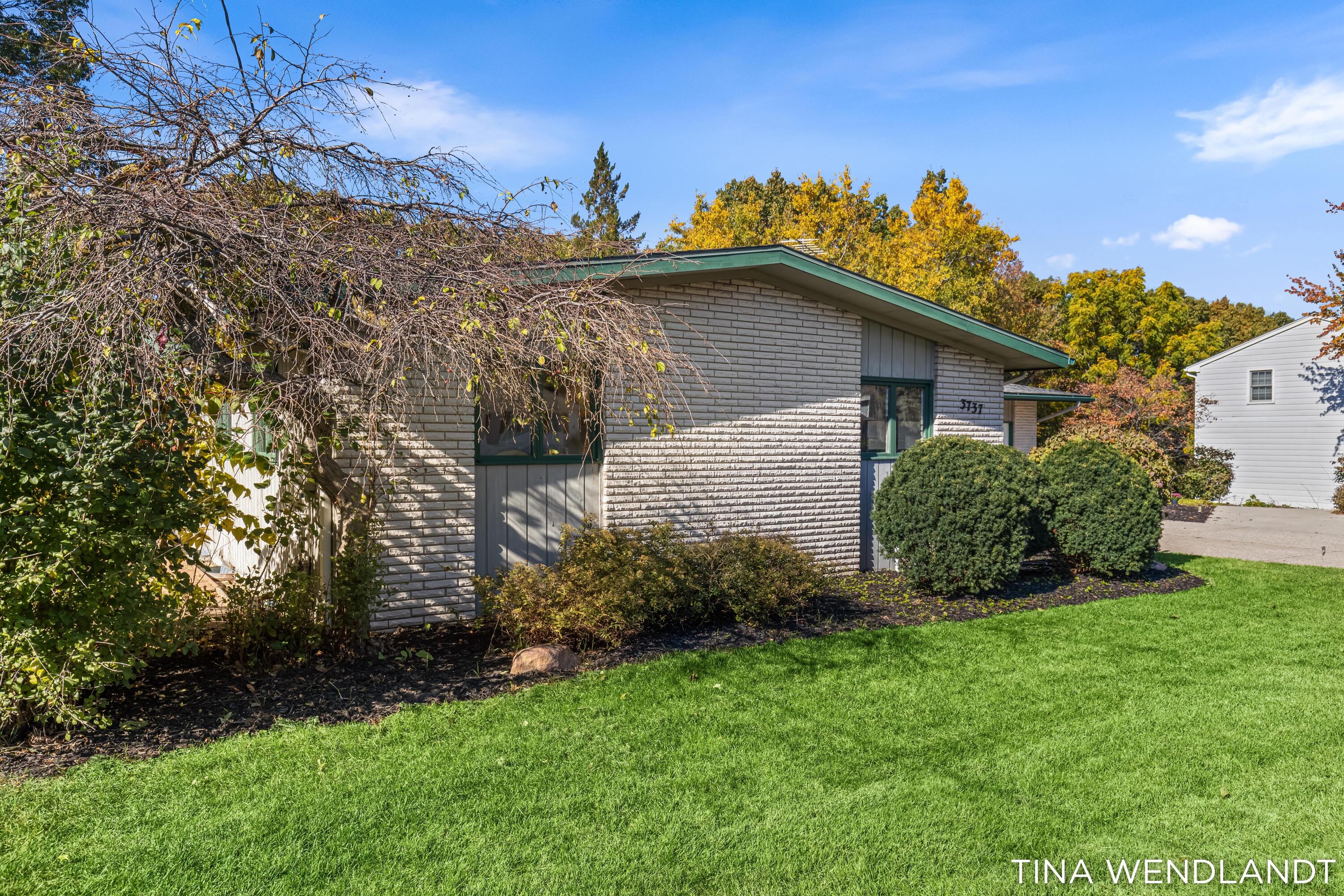 3737 Keeweenaw Drive NE Grand Rapids MI 49525