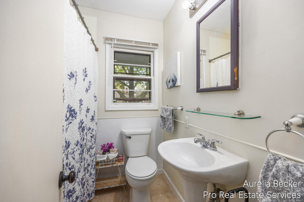 2911 Foster Avenue NE Grand Rapids MI 49505