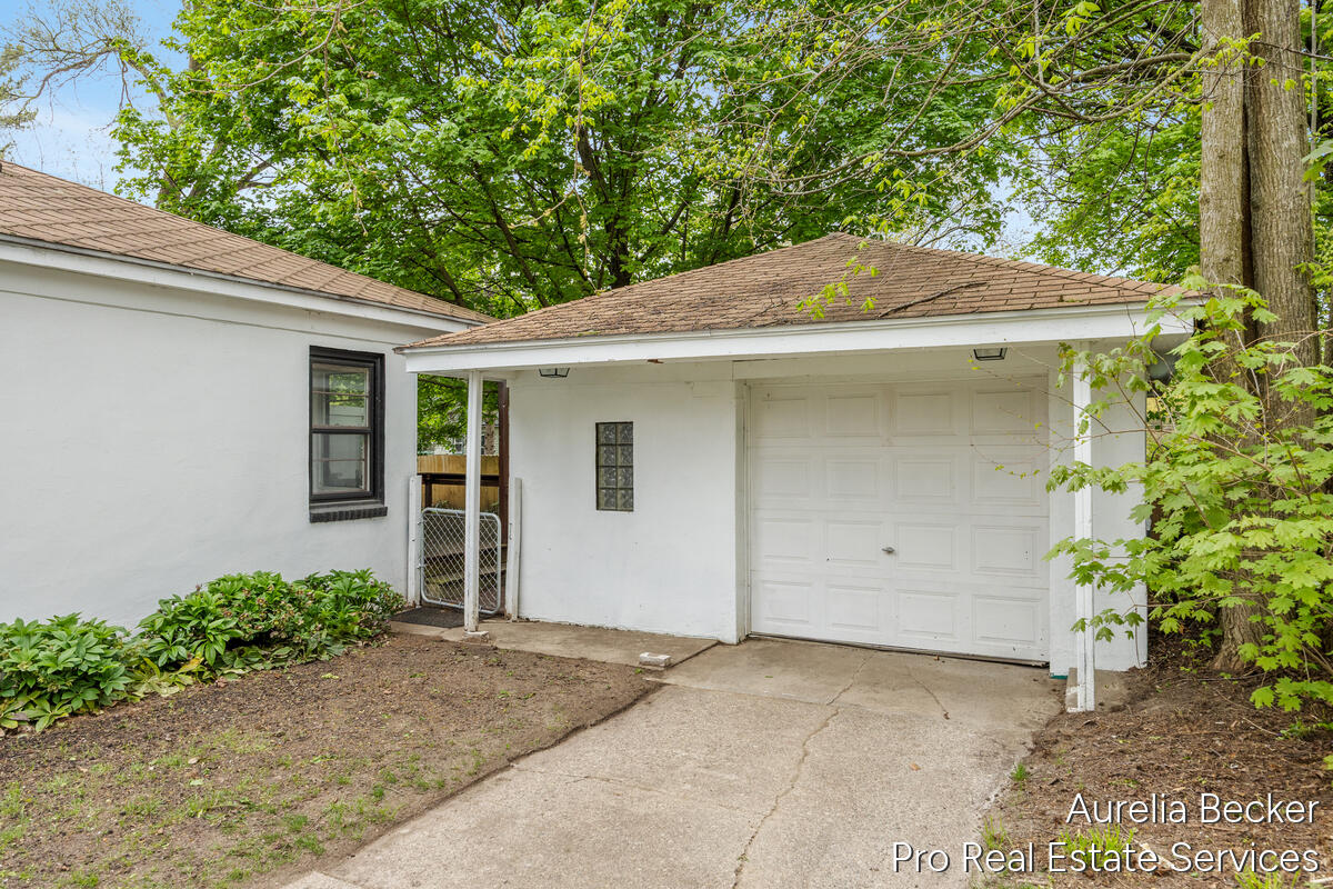 2911 Foster Avenue NE Grand Rapids MI 49505