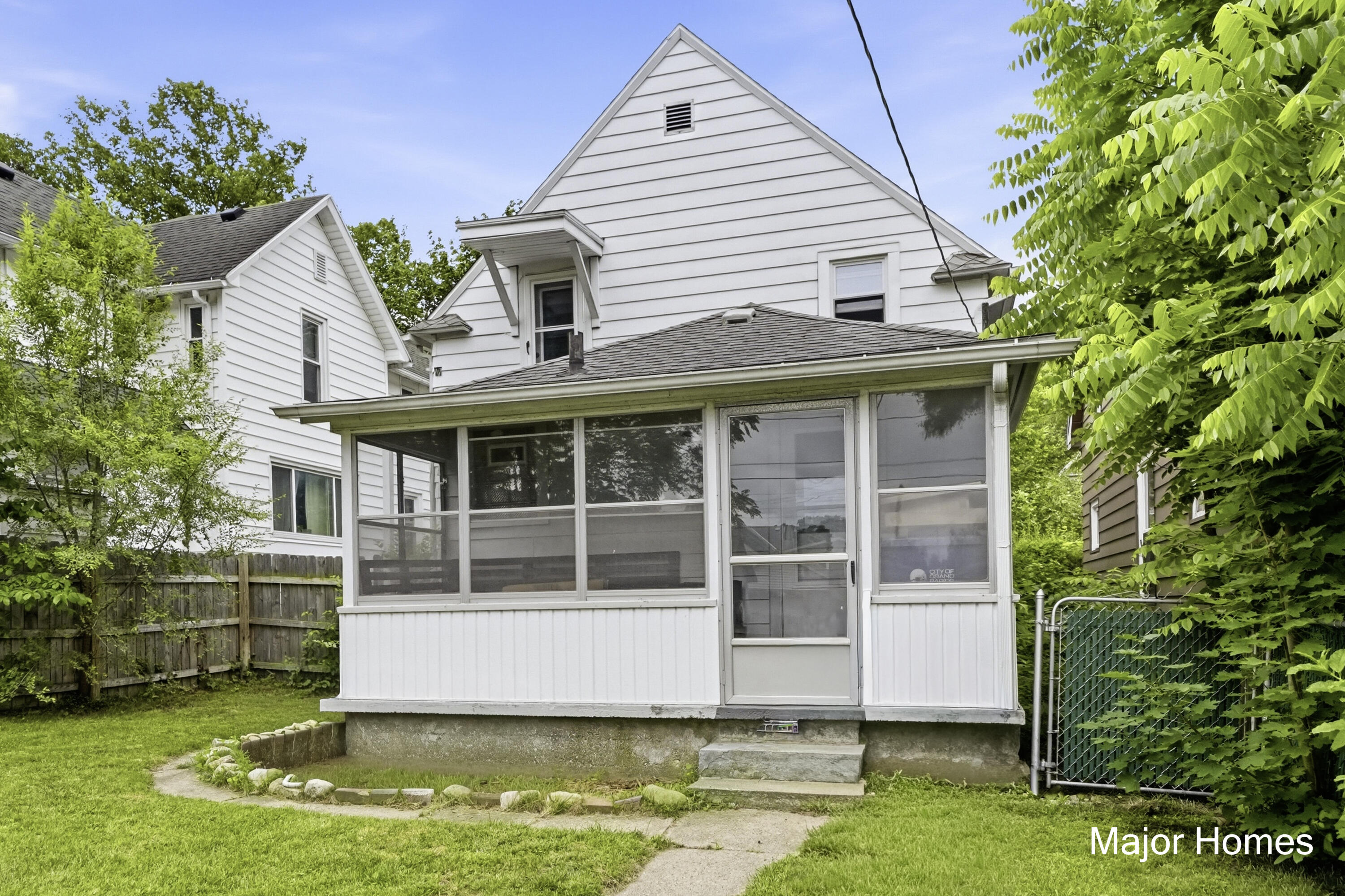 839 Crescent Street NE Grand Rapids MI 49503