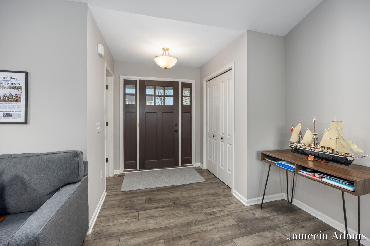 511 Ivy Grove South Grove NW Grand Rapids MI 49534
