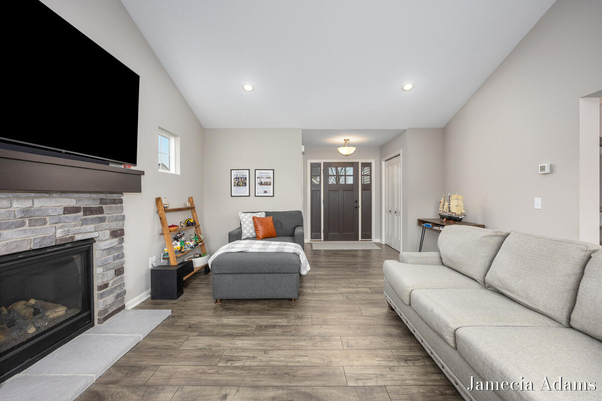 511 Ivy Grove South Grove NW Grand Rapids MI 49534