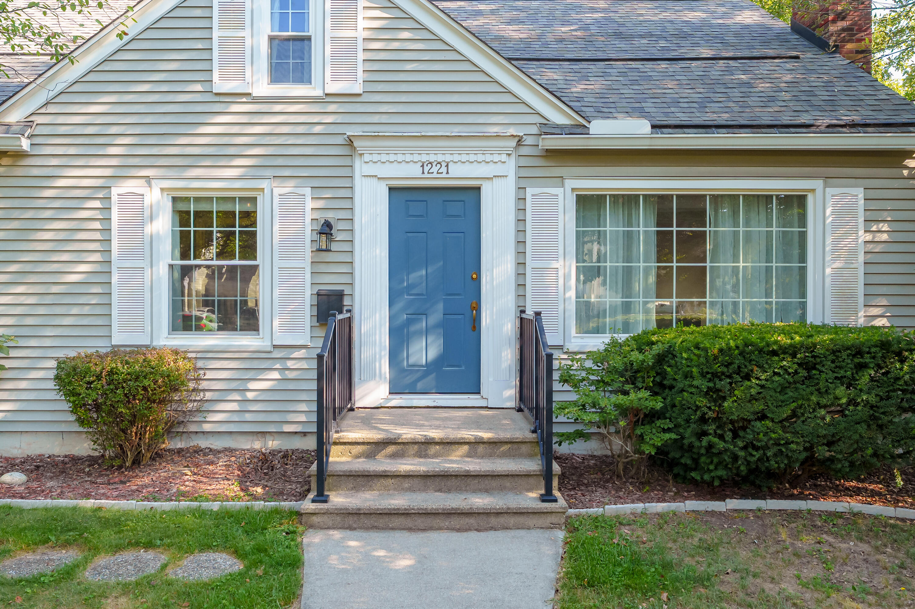 1221 Lakeway Avenue Kalamazoo MI 49001