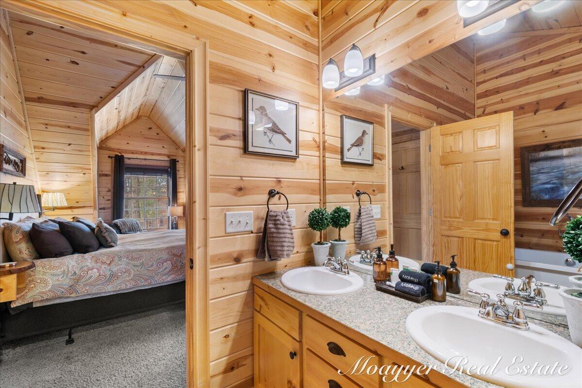 3577 Kingfisher Cove Drive Saugatuck MI 49453
