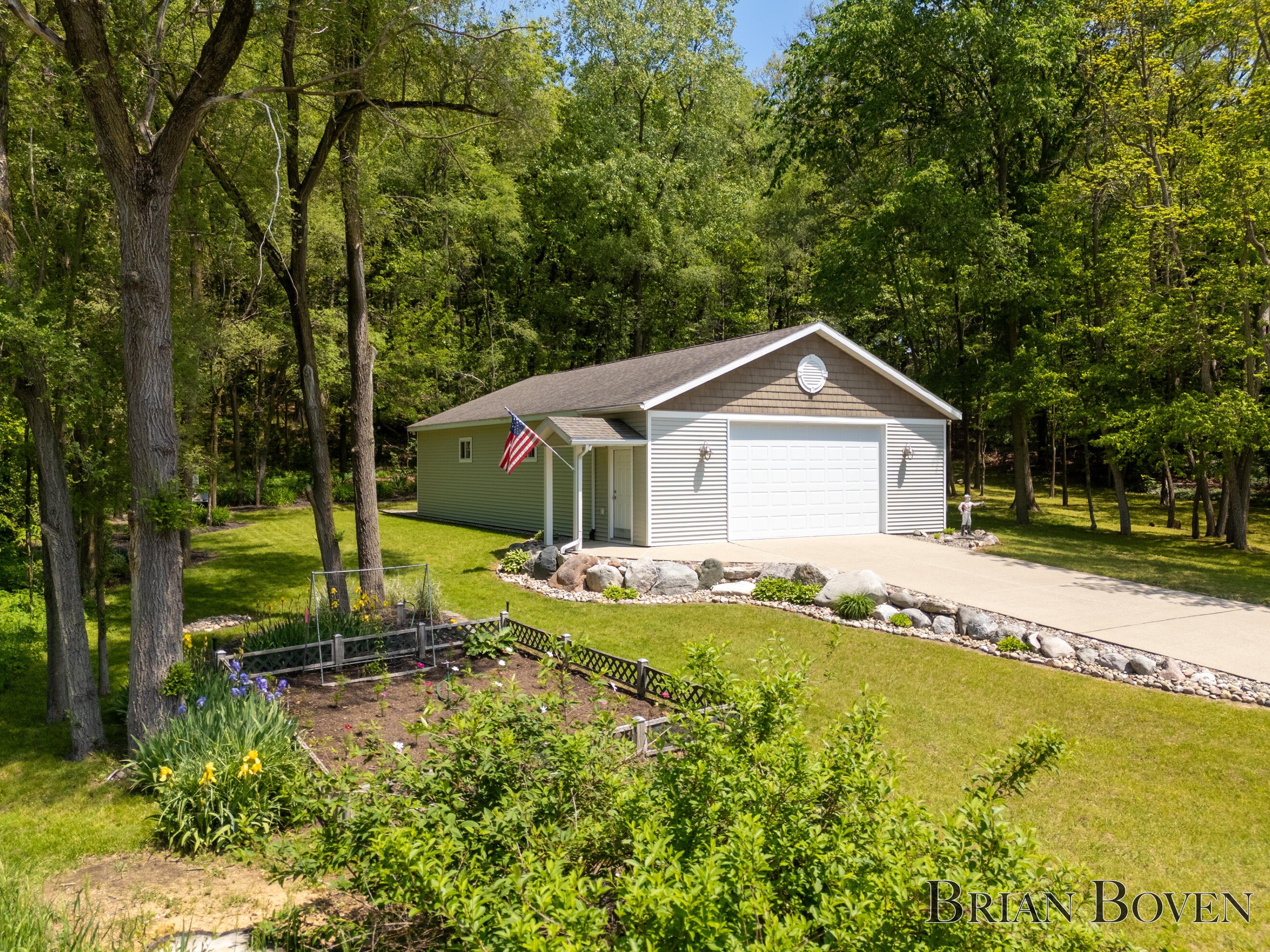 8789 Je NE Be Drive NE Rockford MI 49341