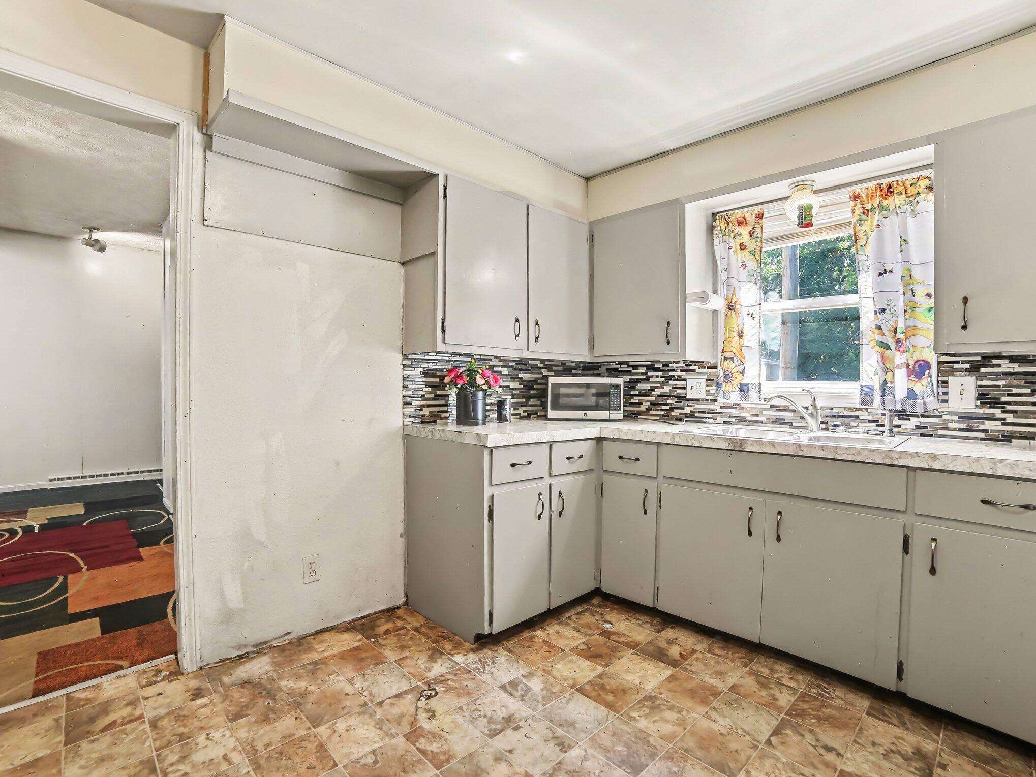 942 Amity Avenue Muskegon MI 49442