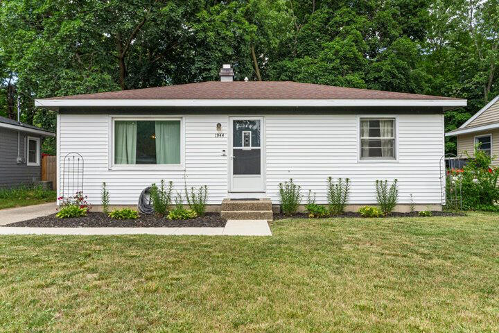 1944 Oakcliff Drive NE Grand Rapids MI 49525