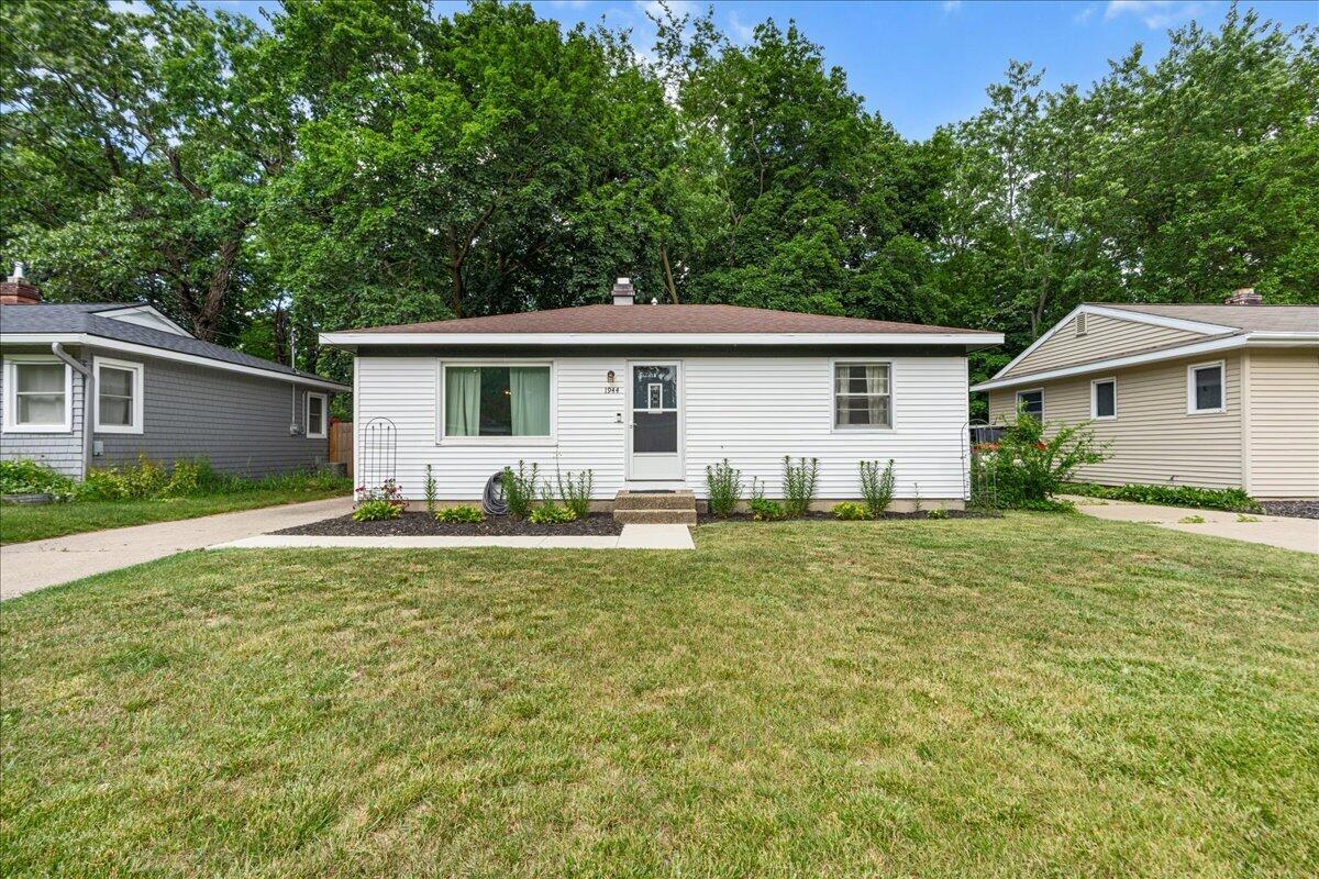 1944 Oakcliff Drive NE Grand Rapids MI 49525