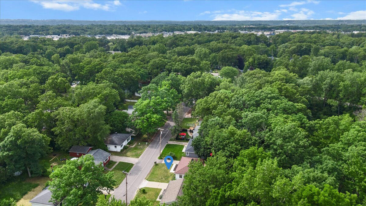 1944 Oakcliff Drive NE Grand Rapids MI 49525