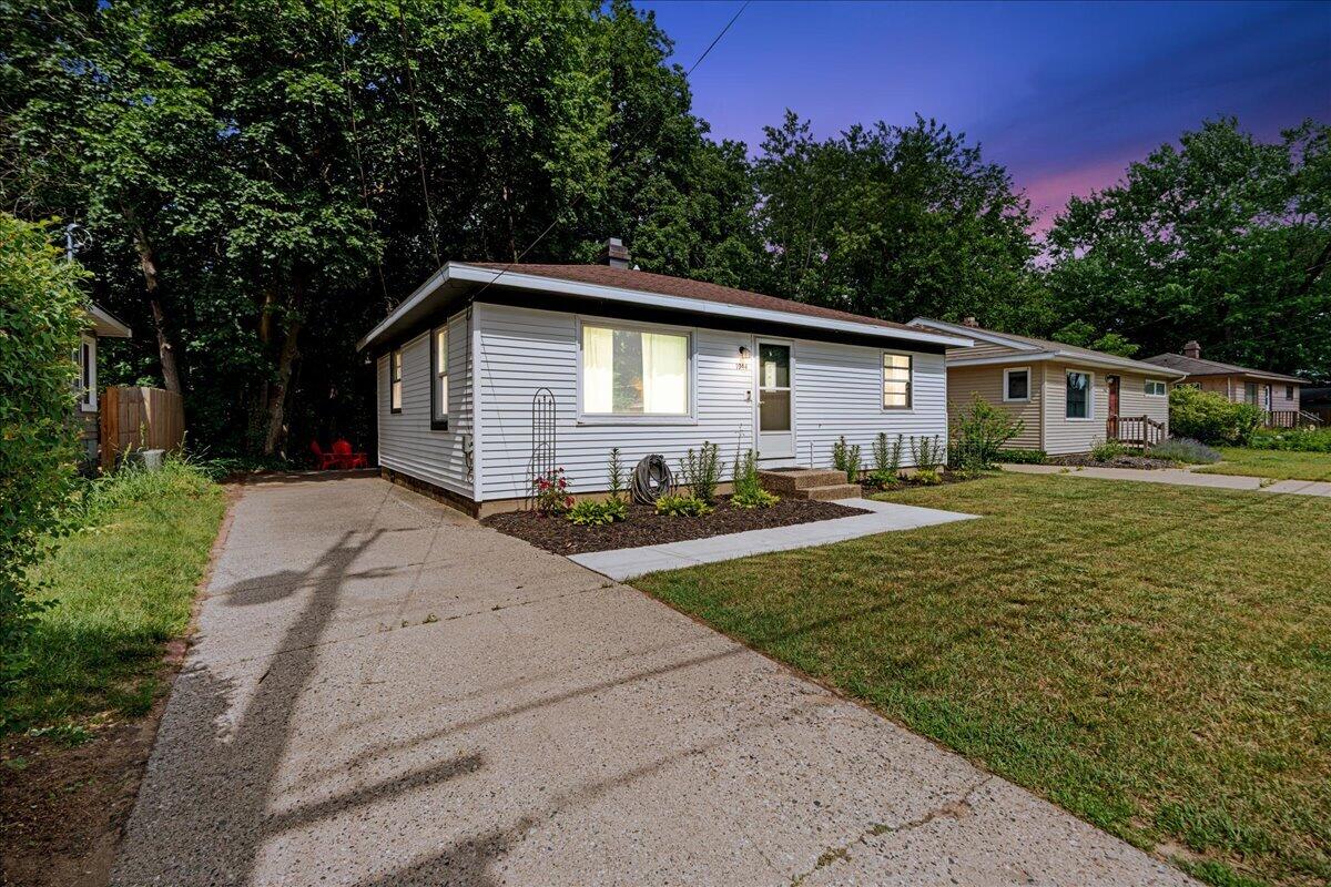 1944 Oakcliff Drive NE Grand Rapids MI 49525