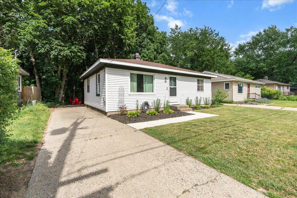 1944 Oakcliff Drive NE Grand Rapids MI 49525