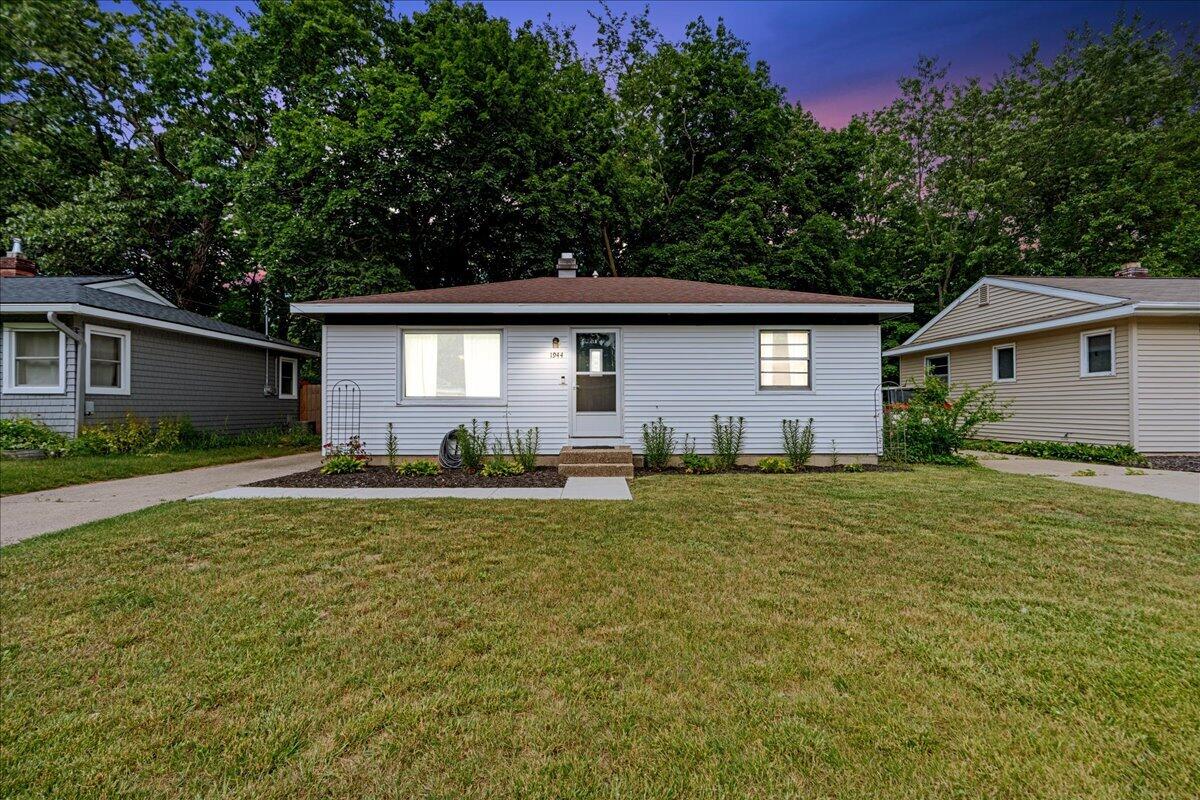 1944 Oakcliff Drive NE Grand Rapids MI 49525
