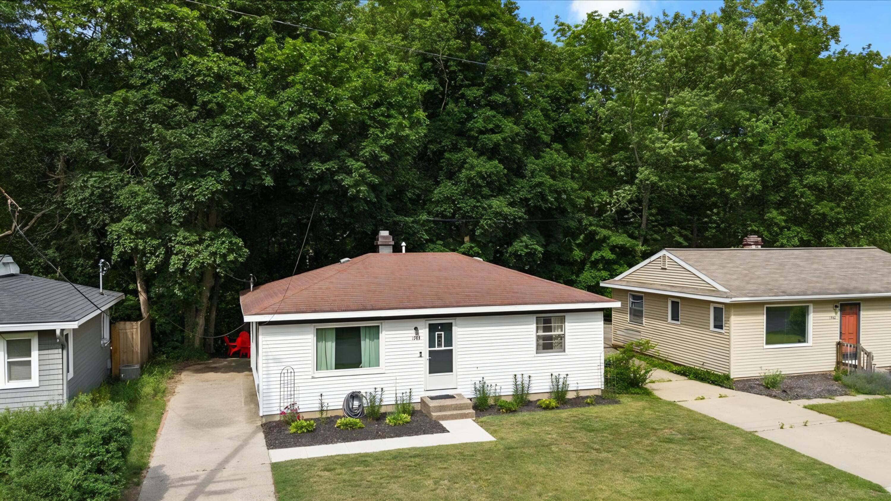 1944 Oakcliff Drive NE Grand Rapids MI 49525