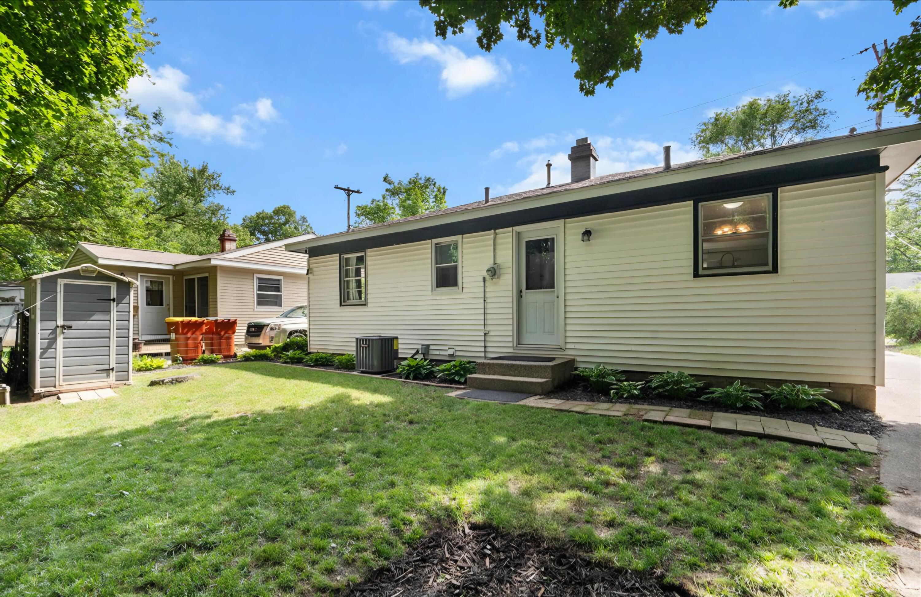 1944 Oakcliff Drive NE Grand Rapids MI 49525