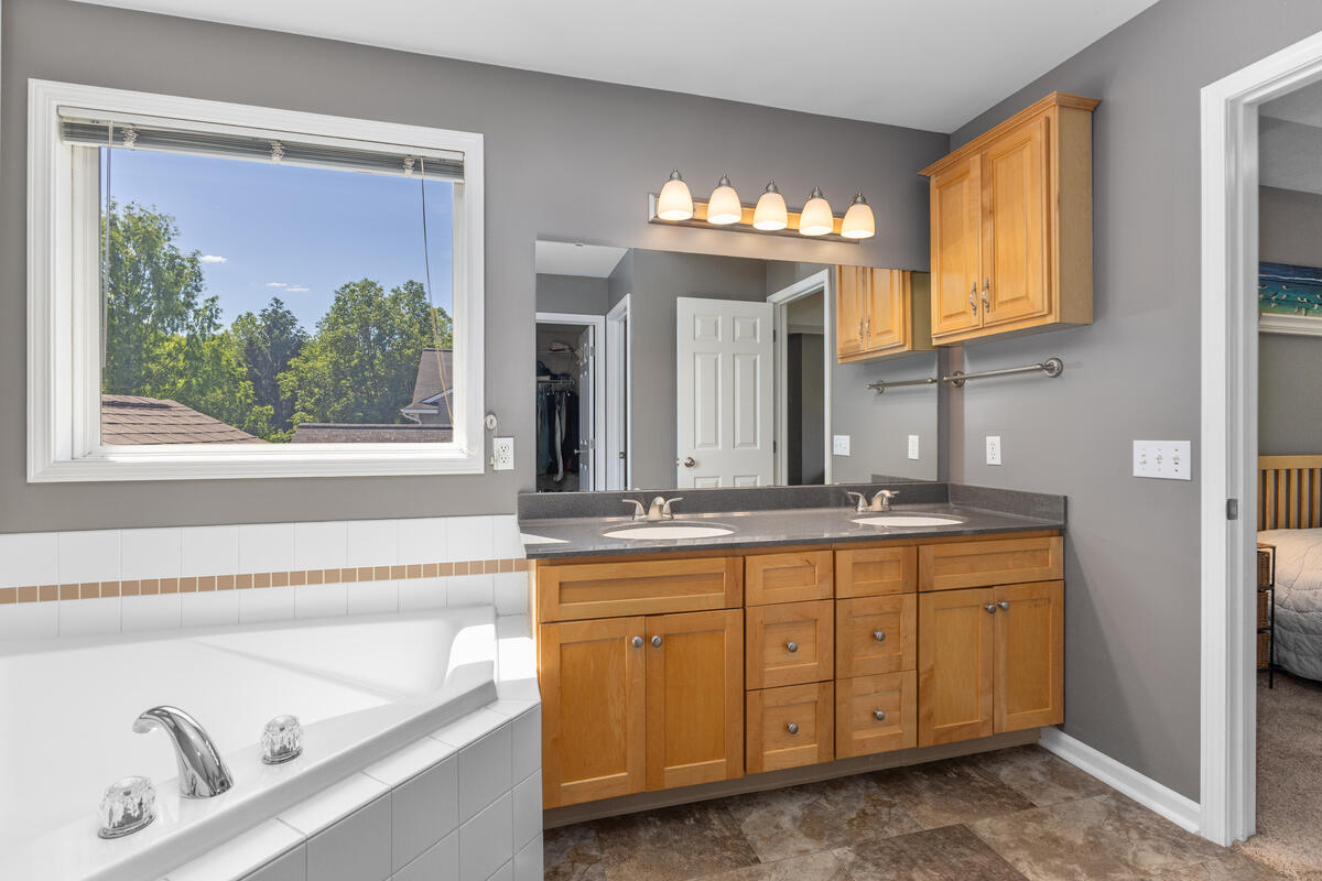 3457 N Meadow Grove Drive SE Grand Rapids MI 49512