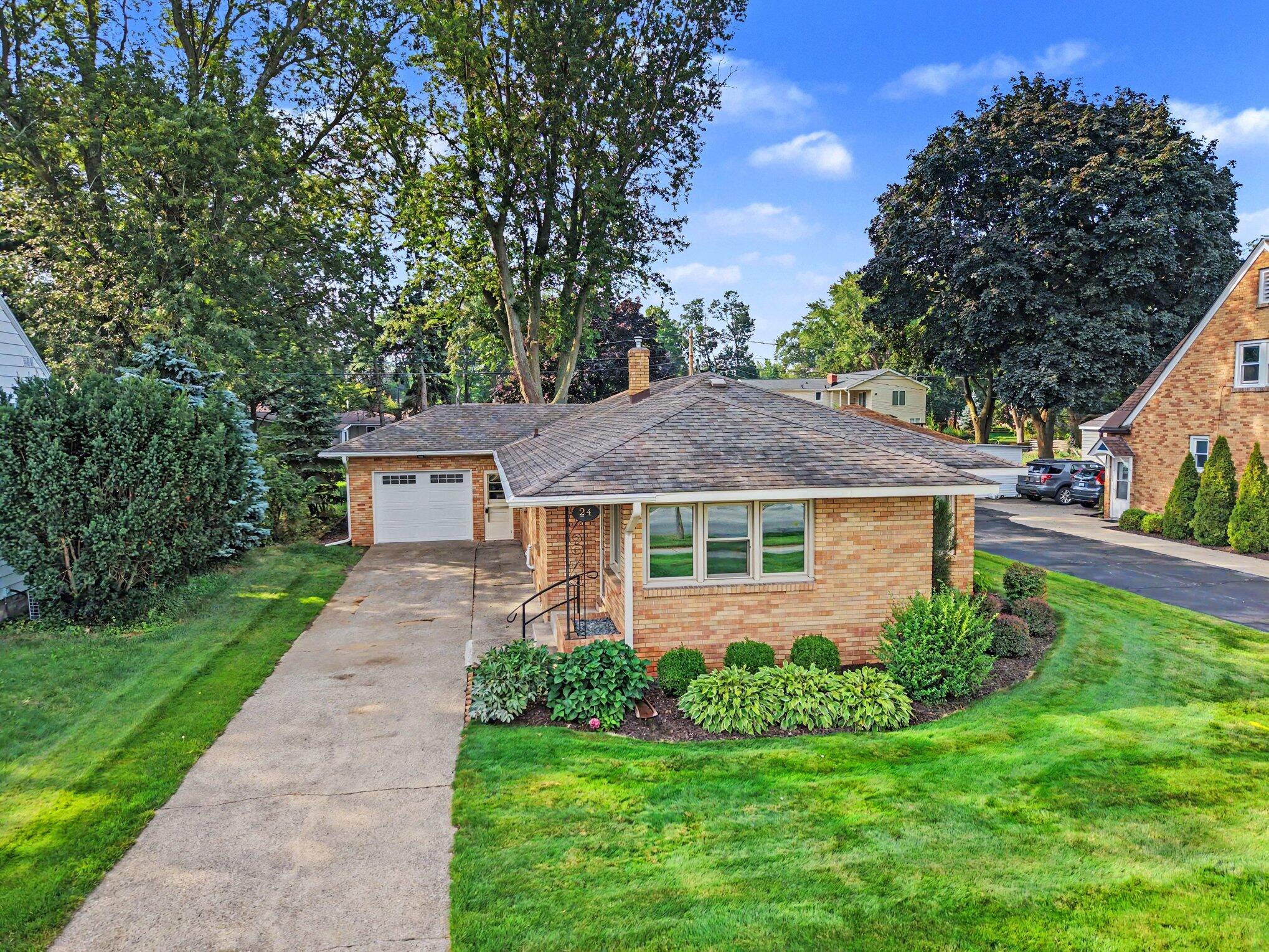 24 E 32nd Street Holland MI 49423