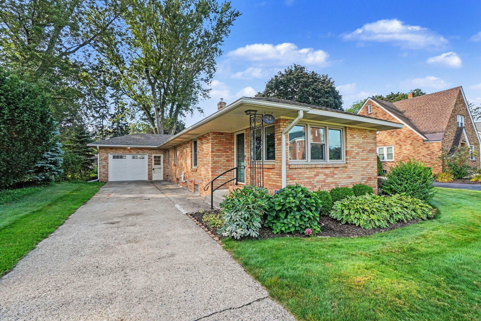 24 E 32nd Street Holland MI 49423