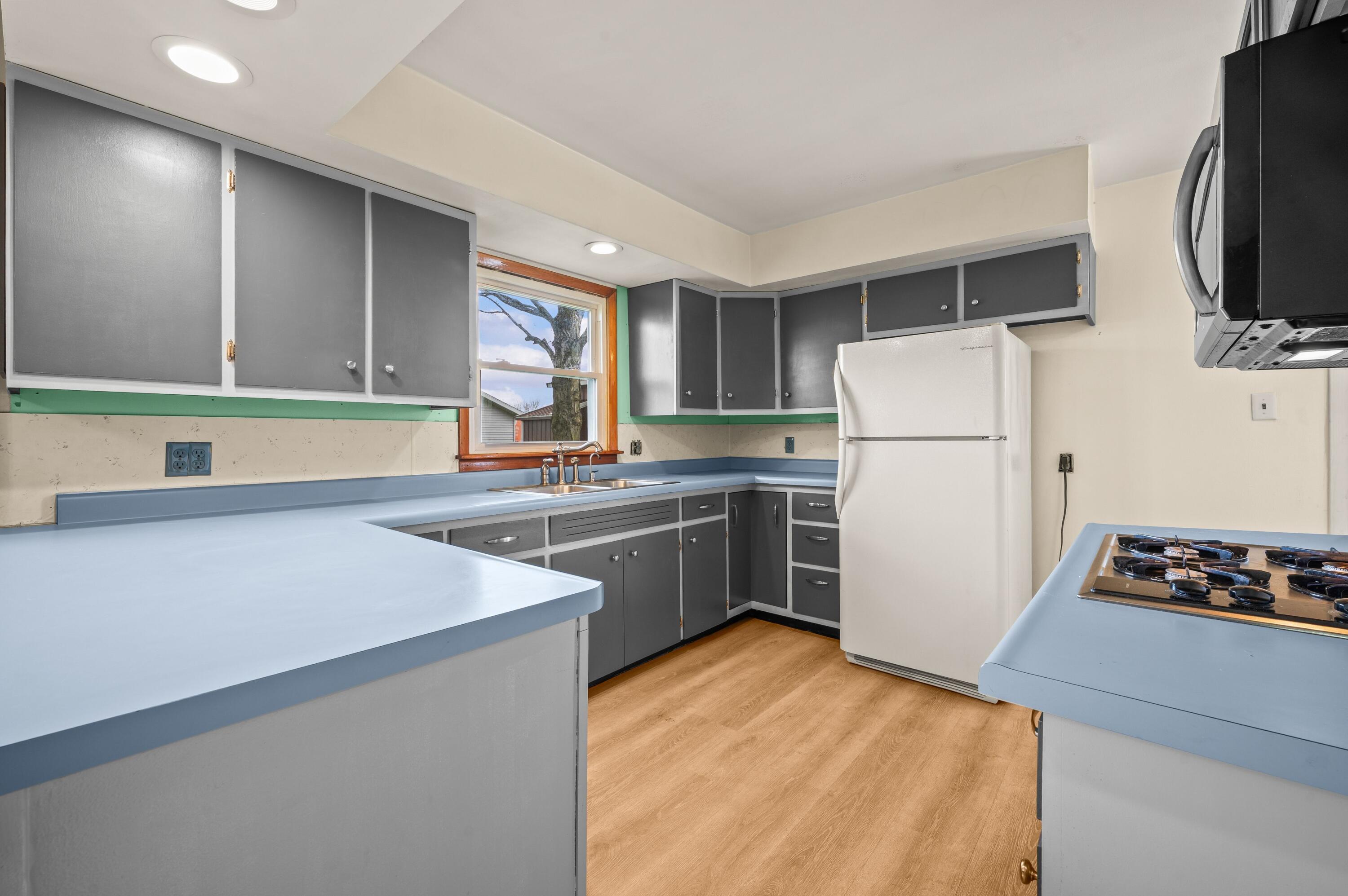 27532 May Street Edwardsburg MI 49112