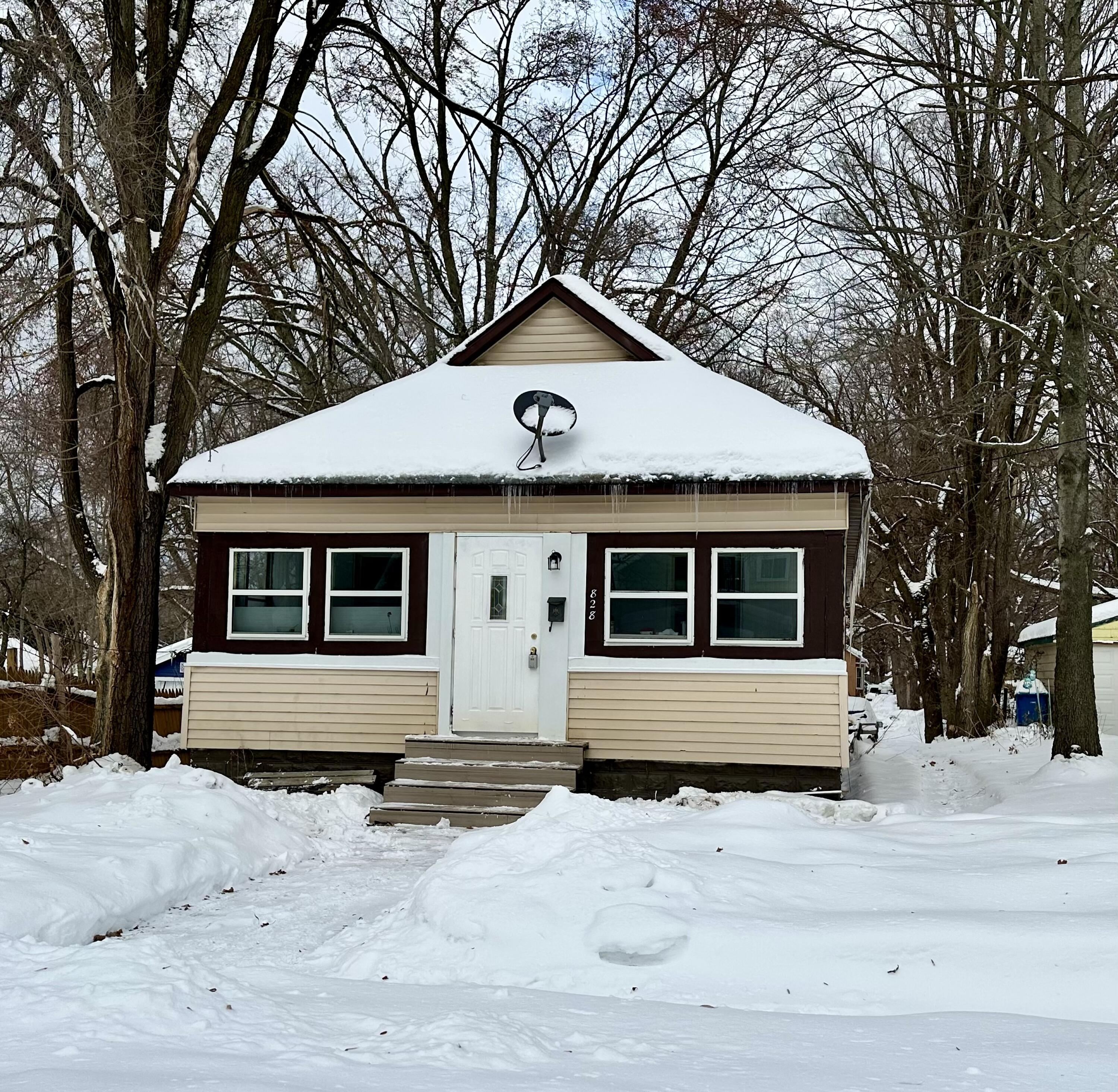 828 W Larch Avenue Muskegon MI 49441