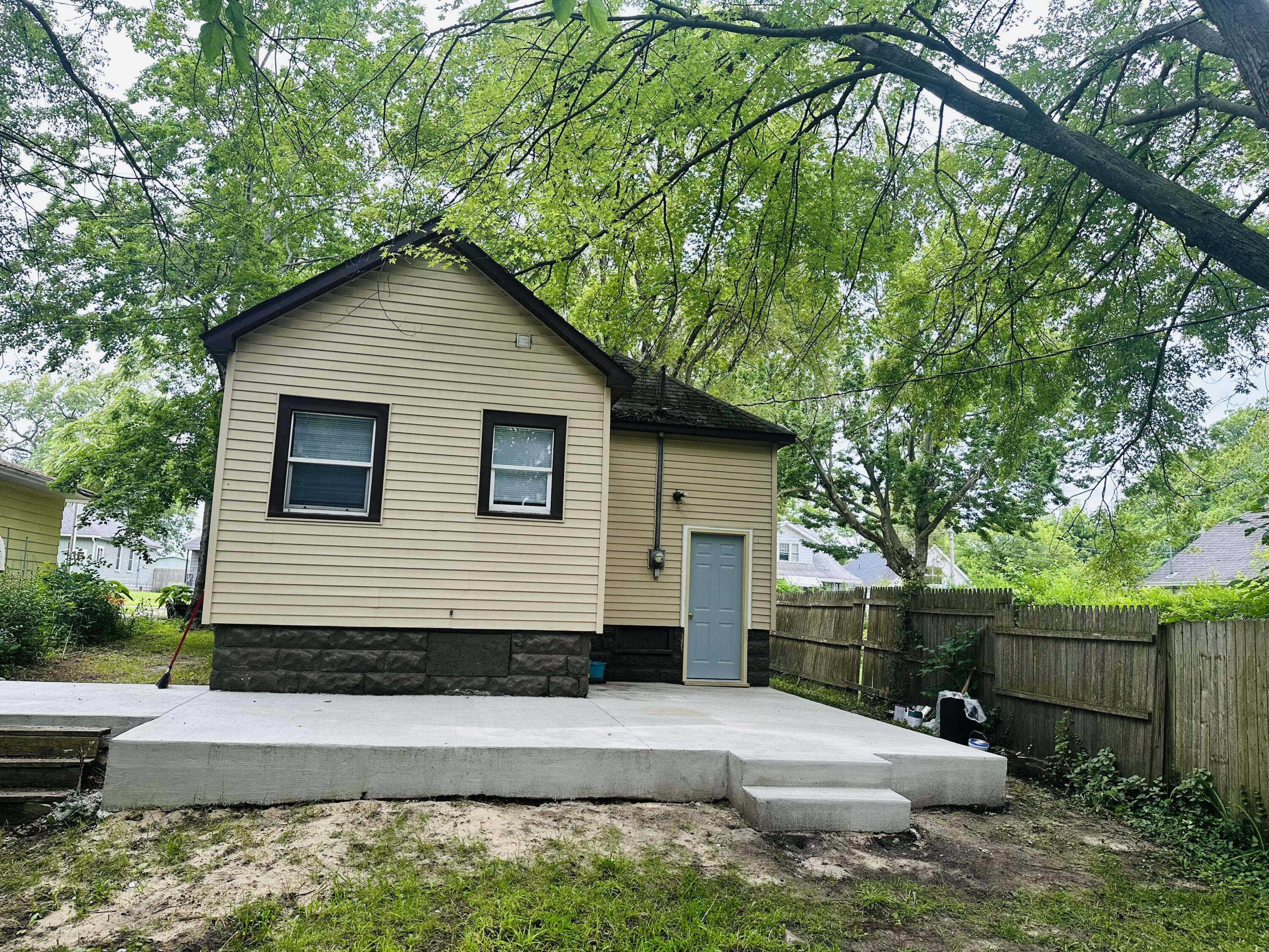 828 W Larch Avenue Muskegon MI 49441