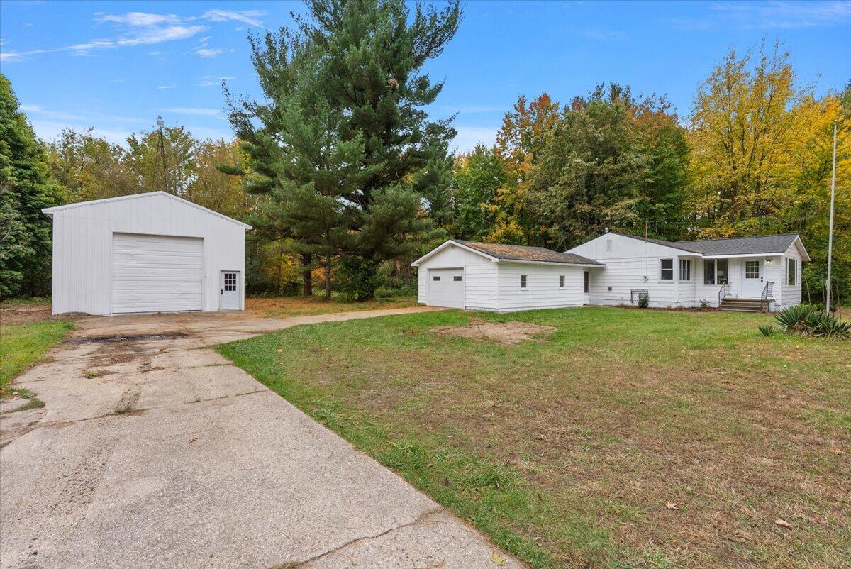 1285 W Mcmillan Road Muskegon MI 49445