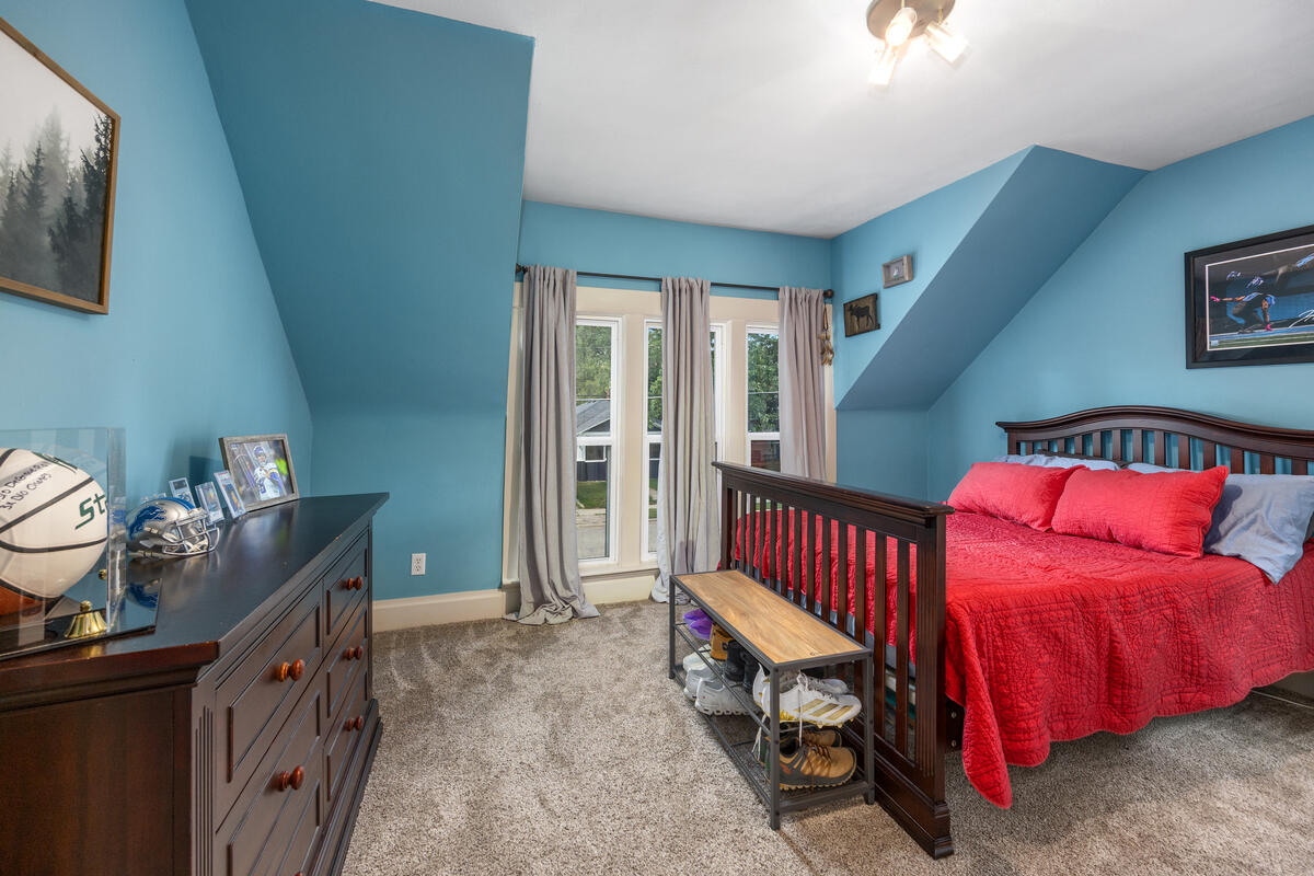 702 Graceland Street NE Grand Rapids MI 49505