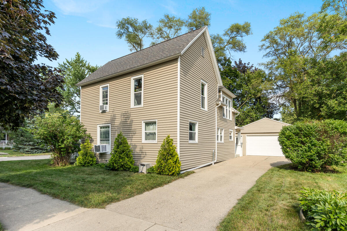 702 Graceland Street NE Grand Rapids MI 49505
