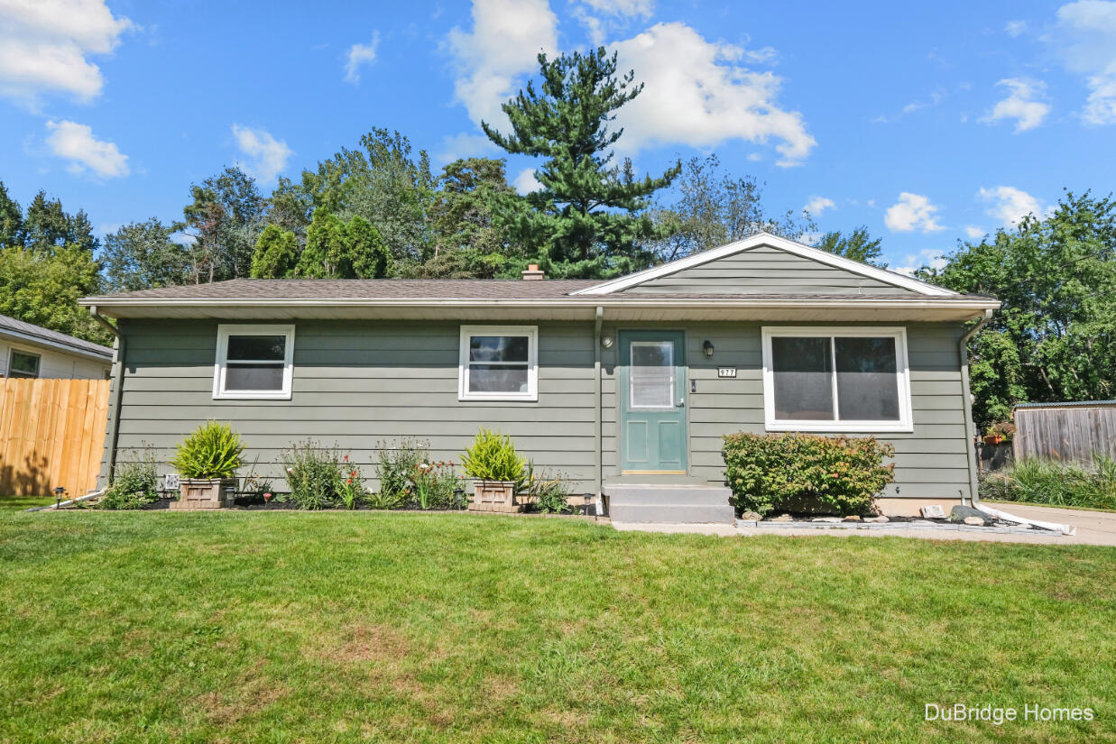 977 Coventry Drive NW Grand Rapids MI 49544