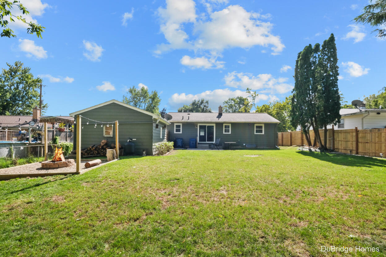 977 Coventry Drive NW Grand Rapids MI 49544