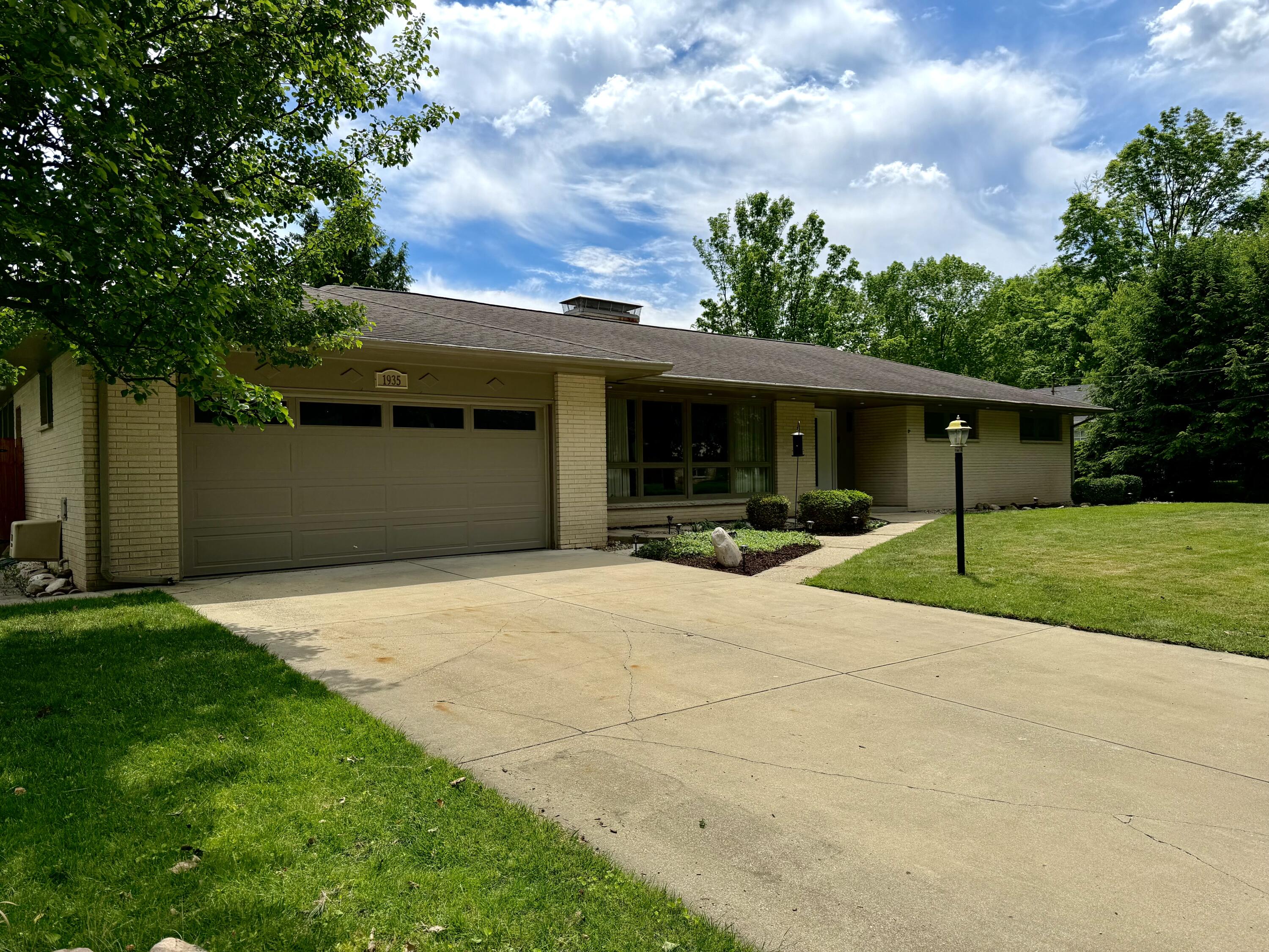 1935 Skyler Drive Kalamazoo MI 49008