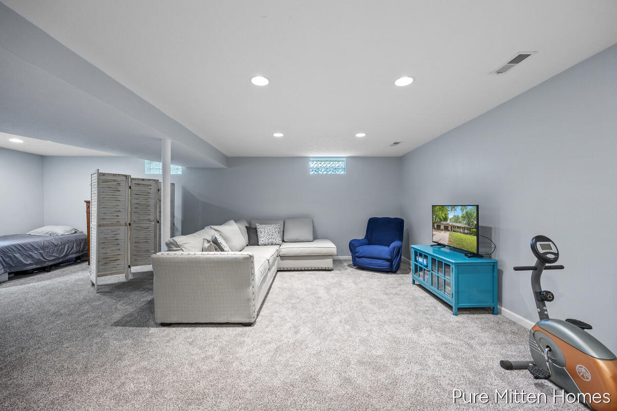 9088 Summit Avenue NE Rockford MI 49341