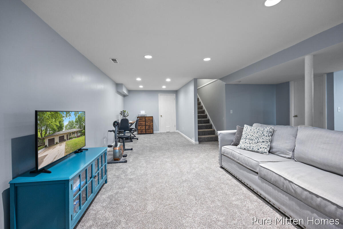 9088 Summit Avenue NE Rockford MI 49341